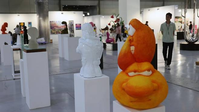 조형아트서울이 23일 서울 강남구 코엑스에서 열려 전시장을 찾은 관람객들잉 작품을 감상하고 있다. 대형 조형물을 전시장 안에 설치하여 관람객들에게 볼거리를 제공하는 이번 전시회는 국내 유일의 조각 전문 아트페어로 26일까지 열린다. 사진=서동일 기자