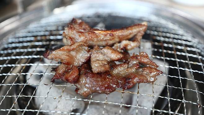 ‘동창갈비 본점’의 돼지갈비. 박미향 기자