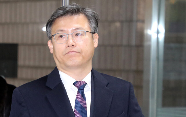 박근혜 정부 시절 국가정보원의 특수활동비를 상납받은 혐의로 기소된 정호성 전 청와대 부속비서관이 2019년 1월4일 오전 서울고등법원에서 열린 항소심 선고공판에 출석하고 있다. 연합뉴스