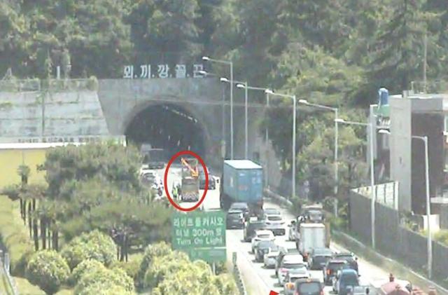 21일 부산 도시고속도로 대연터널 위에 '꾀끼깡꼴끈' 간판 아래 1차로에서 승용차 2대가 충돌했다. 부산교통정보서비스센터 제공