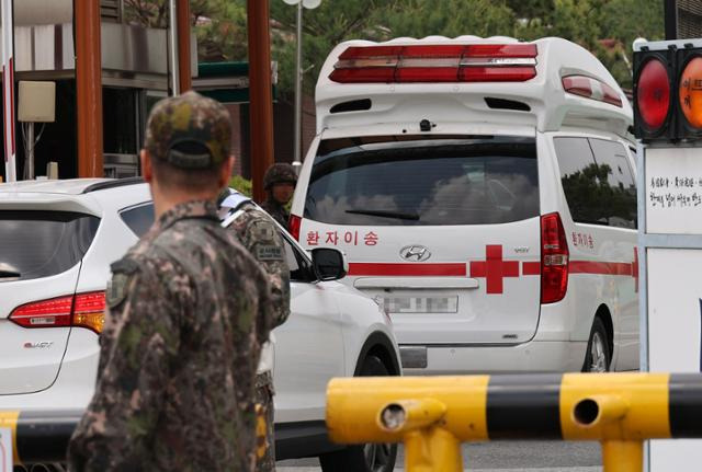 육군 제32보병사단 신병교육대에서 수류탄 사망 사고가 발생한 21일 오전 세종에 위치한 육군 제32보병사단 정문으로 응급차량이 들어가고 있다. 세종=연합뉴스