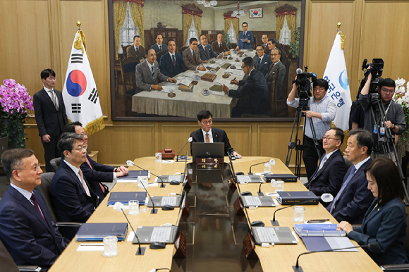 이창용 한국은행 총재가 23일 서울 중구 한국은행에서 열린 금융통화위원회를 주재하고 있다. [사진=사진공동취재단]