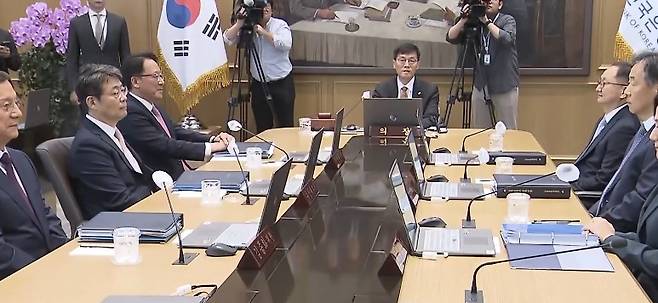 이창용 한국은행 총재가 23일 오전 서울 중구 한국은행에서 열린 금융통화위원회 본회의에서 회의를 주재하고 있다. (SBS)
