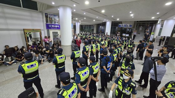 지난 22일 오후 10시쯤 경찰이 대전시청 로비에서 대전시장과의 면담을 요구하던 중앙로지하도상가 상인들을 강제로 끌어내기 위해 대기하고 신진호 기자