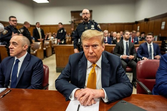 도널드 트럼프 전 미국 대통령(앞줄 왼쪽 둘째)이 21일 미국 뉴욕 맨해튼 형사법원에서 재판을 위해 앉아 있는 모습. 로이터=연합뉴스