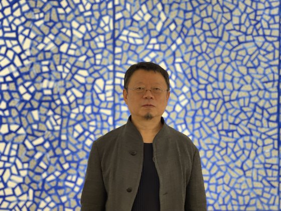 자신의 대형 회화 '물의 지도 Ⅱ' 앞에 선 건축가 장윤규. 이은주 문화선임기자