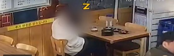 의정부경찰서 송산지구대 김성수 경장이 지난달 28일 오전 7시쯤 야간근무를 마치고 귀가하던 중 의정부시 용현동 소재 한 식당에서 졸고 있는 남성을 목격했다. 사진 경기북부경찰청
