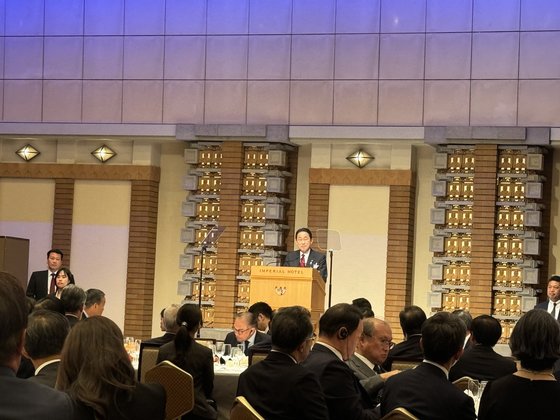 23일 일본 도쿄 테이코구호텔에서 니혼게이자이신문이 주최하고 중앙일보가 미디어 파트너인 제29회 '아시아의 미래' 국제 콘퍼런스 개최를 기념해 열린 만찬회에서 기시다 후미오 일본 총리가 연설을 하고 있다. 김현예 특파원