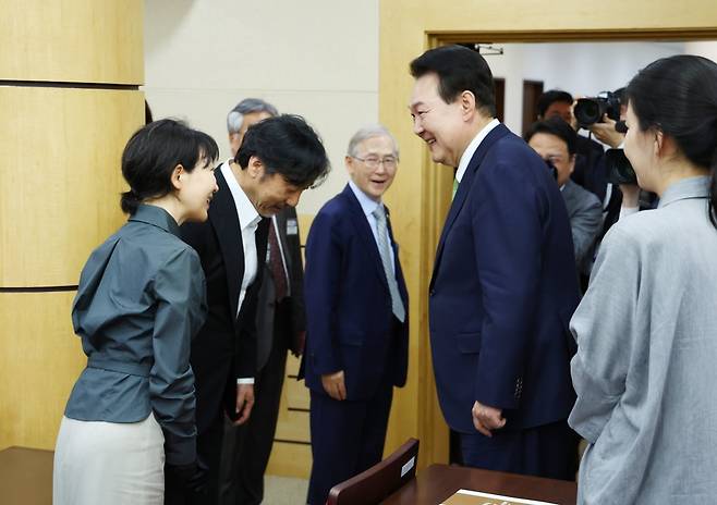 가수 이문세 씨 부부와 인사하는 윤석열 대통령/사진=연합뉴스