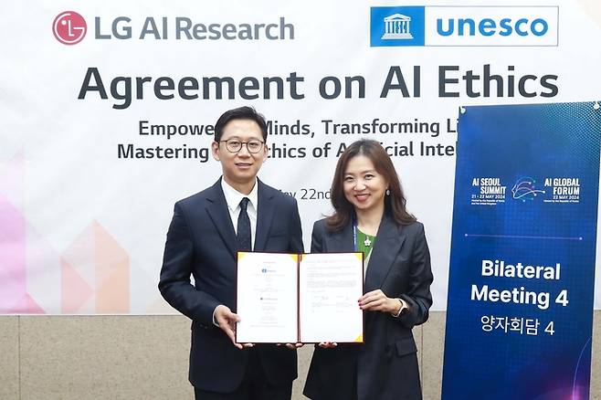 LG AI연구원과 유네스코가 22일 AI 서울 정상회의가 열린 서울 한국과학기술연구원에서 AI 윤리 플랫폼을 함께 만들기 위한 협약을 체결했다. 왼쪽부터 배경훈 LG AI연구원장, 김수현 유네스코 아태지역사무소장.  LG 제공
