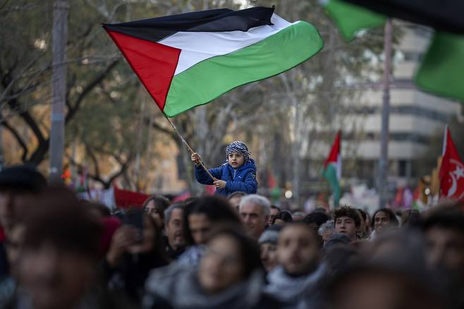지난 1월20일(현지시간) 스페인 바로셀로나에서 팔레스타인을 지지하고 가자지구의 즉각적인 휴전을 촉구하는 시위가 열리고 있다. AP연합뉴스