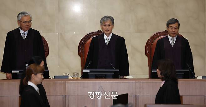 조희대 대법원장(가운데) 등 대법관들이 23일 서울 서초구 대법원 대법정에서 열린 전원합의체 선고에 참석하고 있다. 성동훈 기자
