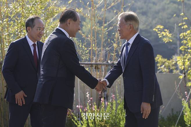 황우여 국민의힘 비상대책위원장과 추경호 원내대표가 23일 오후 경남 양산시 하북면 평산마을 문재인 전 대통령 사저에서 문 전 대통령을 예방하고 있다. 국민의힘 제공