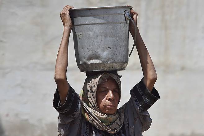 물을 길어 집으로 향하는 파키스탄 여성. EPA연합뉴스