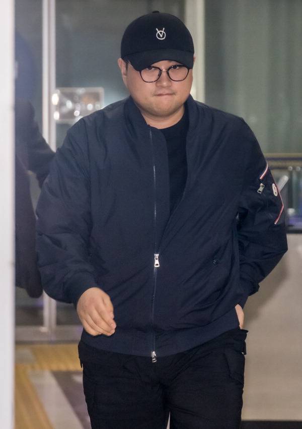 ‘음주 뺑소니’ 혐의를 받는 트로트 가수 김호중이 21일 밤 서울 강남경찰서에서 조사를 마친 뒤 귀가하고 있다. 연합뉴스