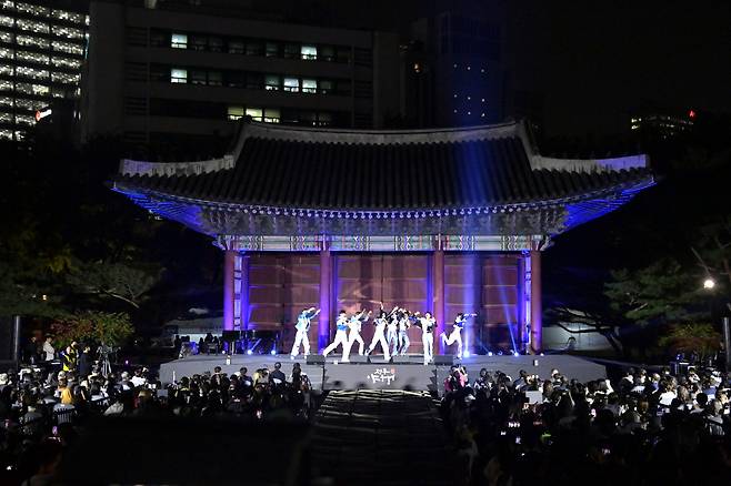 An opening ceremony of Jeong-dong Culture Night takes place at Deoksugung in central Seoul on Oct. 13, 2023. (Jung-gu Office)