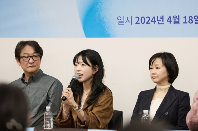 Cheon Seon-ran (middle), the author of novel “A Thousand Blues," composer Park Chun-hwee (left) and Lee Yoo-ri, artistic director of Seoul Performing Arts Company, participate in a press conference held at Seoul Arts Center. (Seoul Performing Arts Company)
