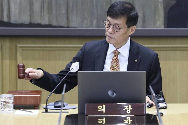 이창용 한국은행 총재가 23일 서울 중구 한국은행에서 열린 금융통화위원회에서 의사봉을 두드리고 있다. 연합뉴스