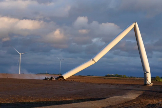 풍력발전 터빈이 토네이도에 쓰러진 모습. AP통신