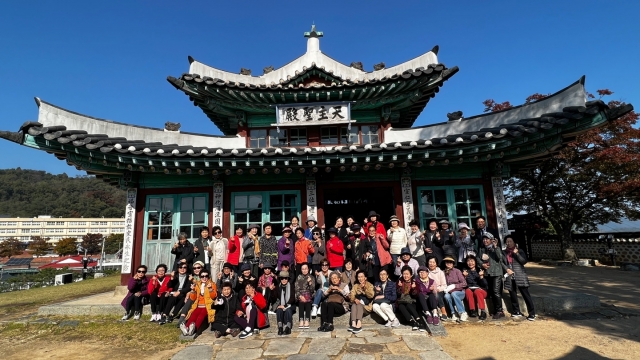 임경묵 주향교회 목사가 2022년 서울 종암교회 성도들과 함께 인천 대한성공회 강화성당을 순례하고 기념 촬영을 하고 있다. 주향교회 제공