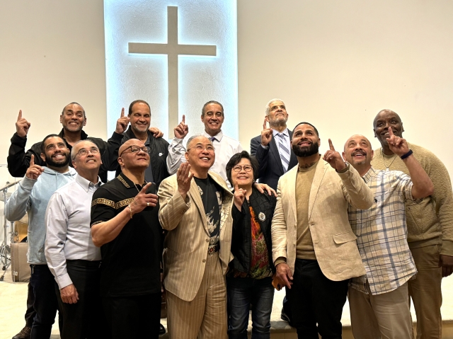 조다니엘(앞줄 왼쪽 세 번째) 목사가 지난달 18일 미국 뉴욕한빛교회에서 출소한 이들과 함께 예배를 드리고 기념촬영을 하고 있다. 조 목사 제공