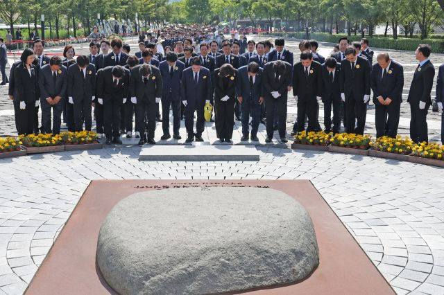 23일 오후 경남 김해 봉하마을에서 열린 고 노무현 전 대통령 서거 15주기 추도식에서 한덕수 국무총리를 비롯한 여야 정치인들이 묘역을 참배하고 있다. 사진공동취재