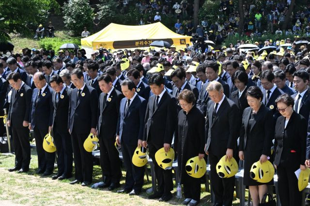 23일 오후 경남 김해 봉하마을에서 열린 고 노무현 전 대통령 서거 15주기 추도식에서 문재인 전 대통령 등 참석자들이 묵념하고 있다.  사진공동취재