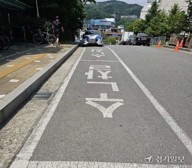 구리경찰서 교문지구대가 지구대 앞 도로에 불법으로 주차선을 그어 놓고 10여년째 사용하고 있다. 사진은 주차선이 그어진 현장. 권순명기자