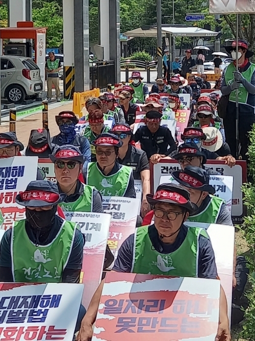 민주노총 건설기계노조원들이 23일 오후 하남도시공사 앞에서 집회를 하있다. 김동수기자