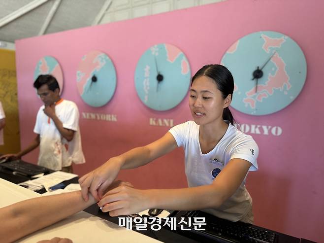 리셉션에서 손님 응대를 하는 모습  / 사진=홍지연 여행+ 기자