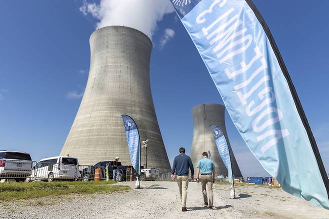 [웨인스보로=AP/뉴시스] 31일(현지시간) 미국 조지아주 남동부 웨인스보로에 있는 보글 원자로 냉각탑 3호기(왼쪽)와 4호기의 모습.  2023.08.02