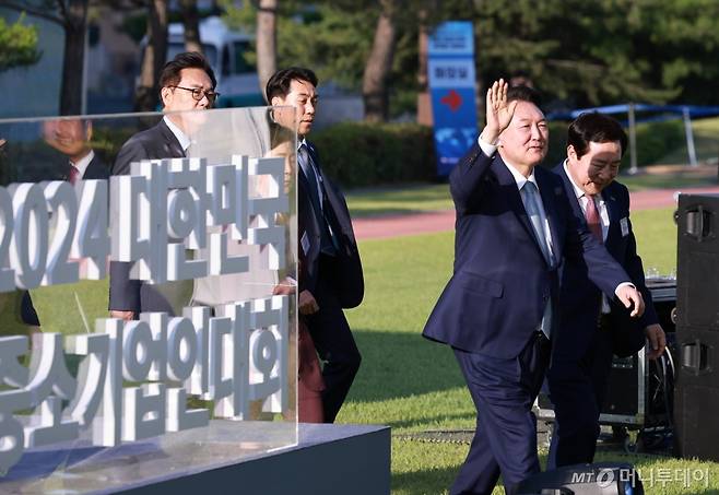 [서울=뉴시스] 조수정 기자 = 윤석열 대통령이 23일 서울 용산 대통령실 잔디마당에서 열린 '2024 대한민국 중소기업인대회'에 손을 들어 인사하며 입장하고 있다. (대통령실통신사진기자단) 2024.05.23. chocrystal@newsis.com /사진=조수정