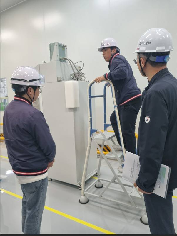 최태호 고용노동부 산재예방감독정책관이 22일 경기도 안산시 반월국가산업단지에 위치한 반도체 제조 용기, 장비 생산업체인 포이스의 개선 전 클린룸 조립공정을 살펴보고 있다. 최 정책관은 “만약 이 사다리를 계속 썼다면 포이스에서도 큰 사고가 발생했을 가능성이 컸다”고 말했다. [사진=김용훈 기자]