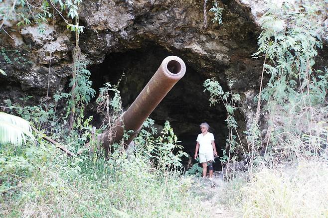 티니안 비행장 서쪽해안에 있는 일제 전범들의 해안포