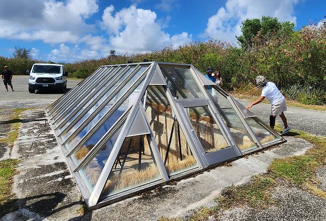 티니안 북부에 있는 원폭 탑재전 보관소. 데보라가 한국인들에게 자세한 그때 이야기를 해주고 있다.