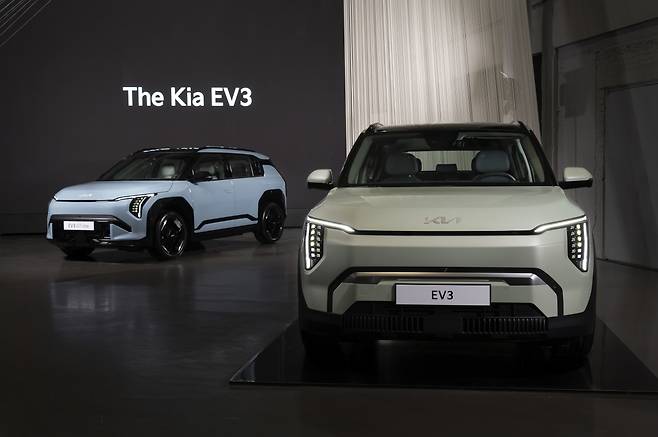 기아가 23일 콤팩트 전기 SUV EV3를 출시하면서, '전동화 대중화' 원년을 선언했다. 사진은 기아 EV3(앞쪽)와 EV3 GT line. [기아 제공]
