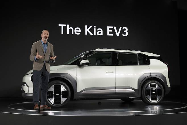 기아가 23일 콤팩트 전기 SUV EV3를 출시하면서, '전동화 대중화' 원년을 선언했다. 사진 카림 하비브 기아 글로벌디자인담당 부사장이 기아 EV3를 소개하고 있는 모습. [기아 제공]