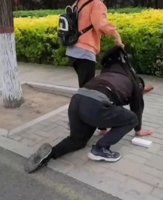 [서울=뉴시스] 중국인 아버지가 아이폰을 사 줄 형편이 안 돼 10대 딸에게 무릎을 꿇고 사과하는 영상이 온라인상에 공개되자 누리꾼들 사이에서 갑론을박이 일고 있다. (사진= SCMP 캡처) *재판매 및 DB 금지