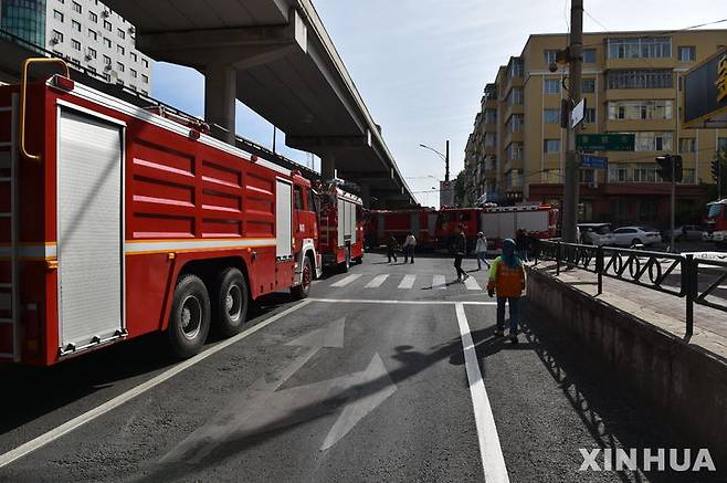 [하얼빈=신화/뉴시스]23일 중국 동북부 헤이룽장성 하얼빈의 한 아파트 4층에서 폭발사고가 발생해 1명이 숨지고 3명이 부상을 입었다. 사진은 구급차와 공안, 소방 인력이 구조를 위해 현장에 도착한 모습. 2024.5.23