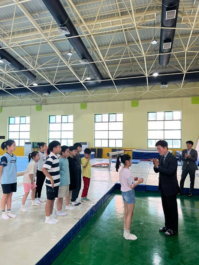 천창수 울산광역시교육감이  제53회 전국소년체육대회에 출전하는 학생 선수들을 격려했다. 울산시교육청 제공