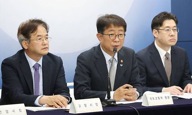 박상우 국토교통부 장관이 22일 서울 종로구 정부서울청사 브리핑실에서 1기 신도시 선도지구 선정계획을 발표하고 있다. 뉴스1