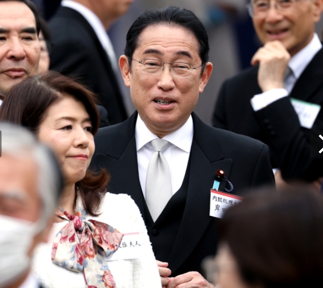 지난달 열린 나루히토 일왕 주최 가든파티에 참석한 기시다 후미오 일본 총리와 아내 유코 여사. 아사히신문 캡처
