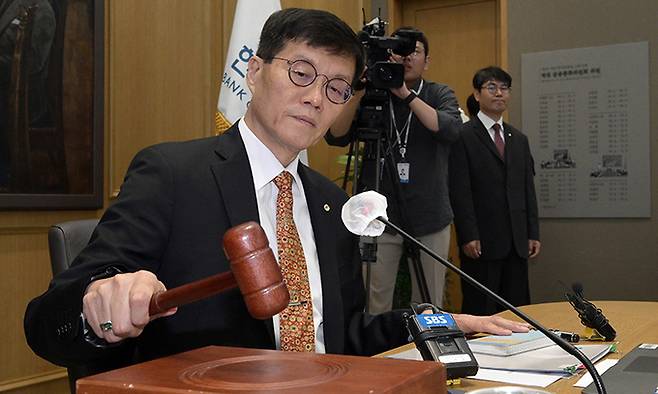 이창용 한국은행 총재가 23일 서울 중구 한국은행에서 열린 금융통화위원회에서 의사봉을 두드리고 있다. 사진공동취재단