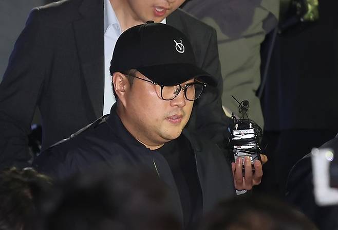 음주 뺑소니 혐의를 받는 트로트 가수 김호중(33)씨가 지난 21일 오후 서울 강남경찰서에서 비공개 조사를 받은 후 경찰서를 나오고 있다. 뉴스1