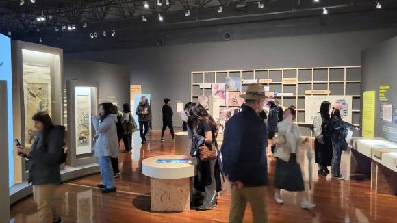 관람객들이 국립민속박물관에서 열리고 있는 ‘요물, 우리를 홀린 고양이 전’을 돌아보고 있다.