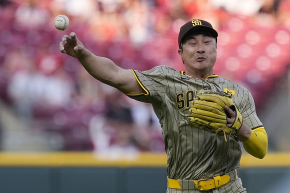 Padres Reds Baseball - San Diego Padres shortstop Ha-Seong Kim throws out Cincinnati Reds‘ Jeimer Candelario at first base during the second inning of a baseball game Tuesday, May 21, 2024, in Cincinnati. (AP Photo/Carolyn Kaster)