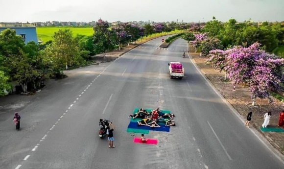 지난 17일(현지시간) 베트남 북부 타이빈성에서 여성 14명이 차도 한복판에서 요가를 하는 모습. 이들은 당국에 적발돼 과태료 부과 처분을 받았다. 2024.5.22 페이스북 페이지 ‘내 고향은 타이빈’