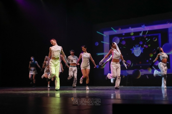 ‘2024 K-POP 커버댄스 페스티벌 인 캐나다’ 우승팀 RPM의 무대 공연.  서울신문