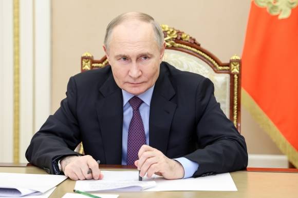 블라디미르 푸틴 러시아 대통령 - 블라디미르 푸틴 러시아 대통령이 22일(현지시간) 모스크바 크렘린궁에 있는 집무실에서 이고리 아르타모노프 리페츠크 주지사와 화상회의를 하고 있다. / 사진=타스 연합뉴스