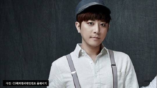 그룹 디셈버 멤버 윤혁. CS해피엔터테인먼트 홈페이지 화면 캡처